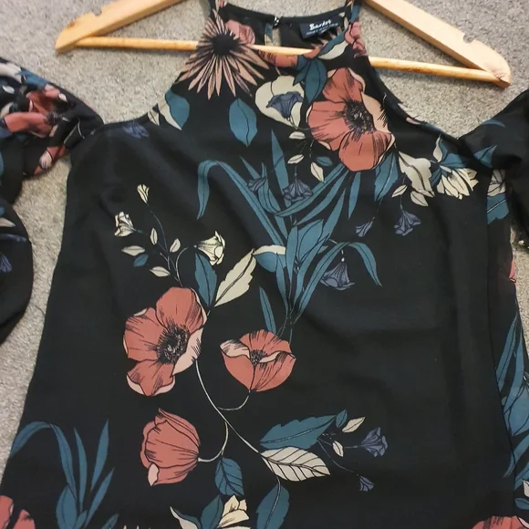 Bardot size 8 cold shoulder blouse with flowy sleeves and floral print - Picture 3 of 5